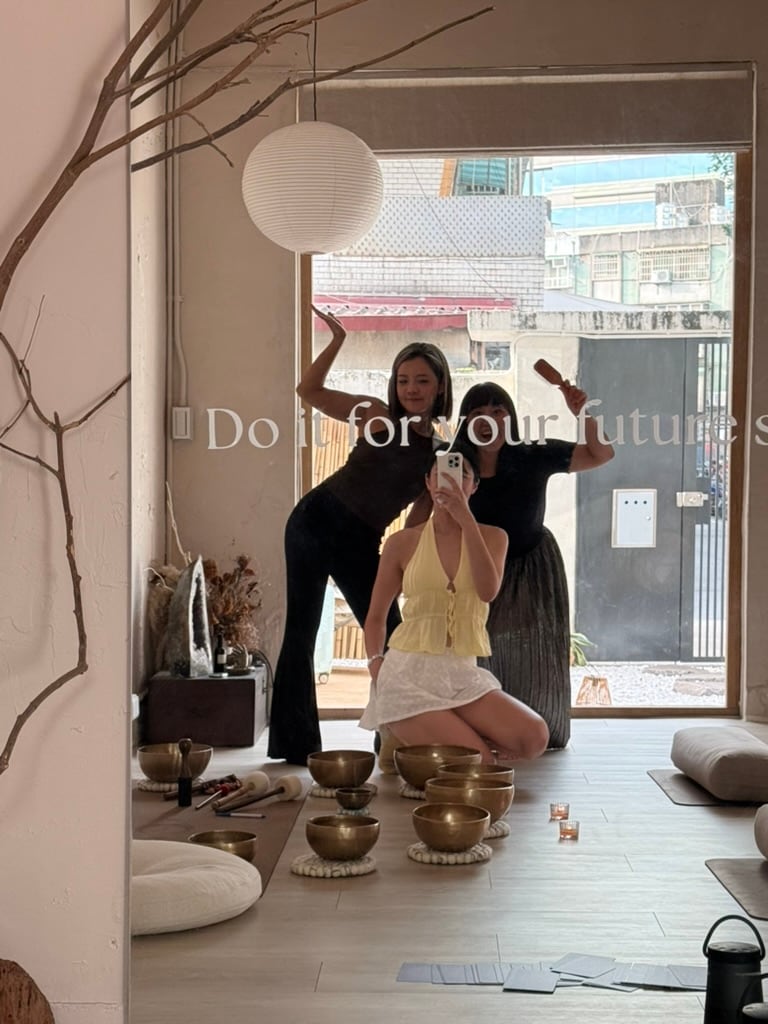 三位參與者在頌缽課程後於鏡前合影