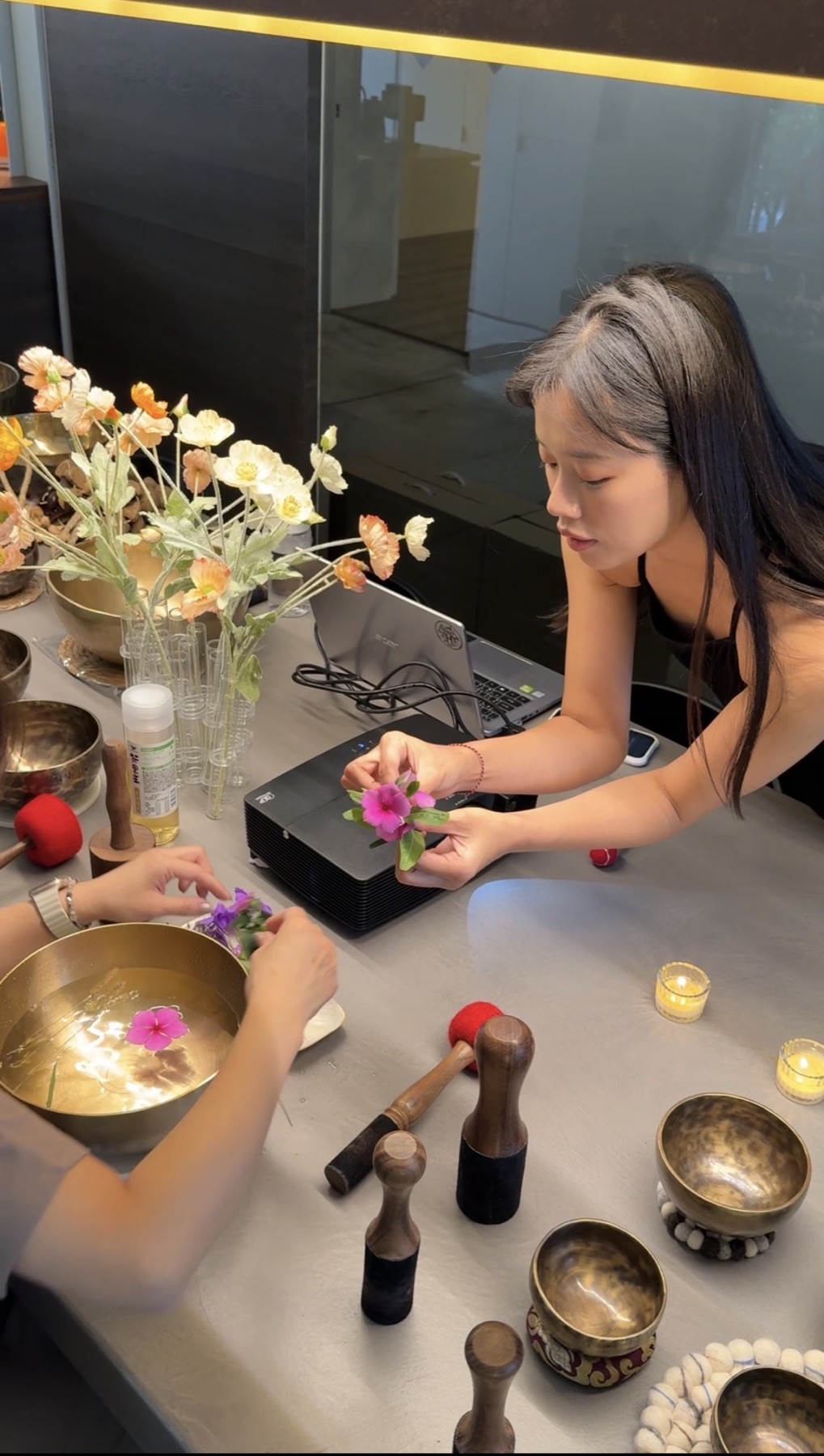 參與者在頌缽旁進行花與聲音的互動體驗